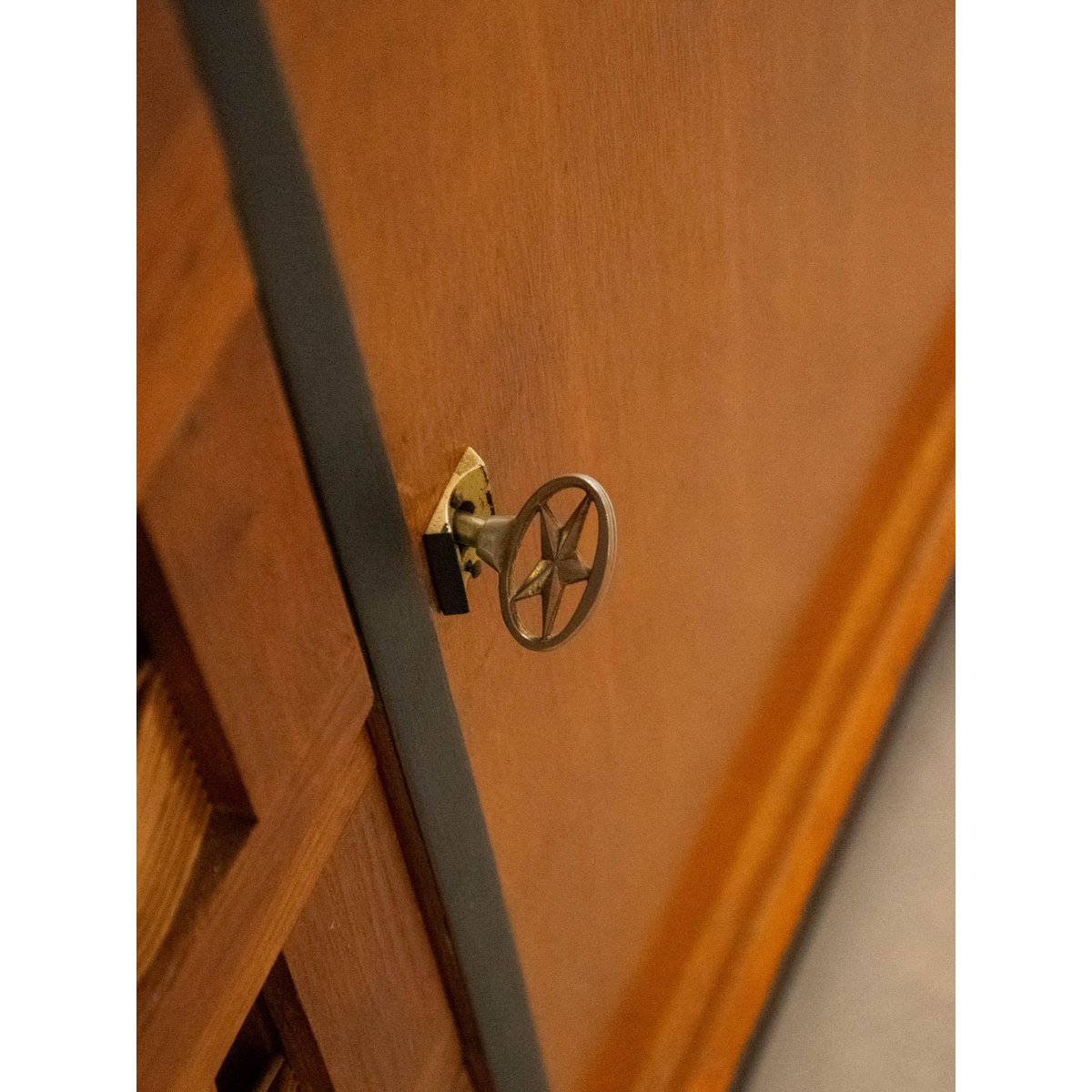 Commode en rotin tressé Olga N°431 - Bon état bois foncé, DEBONGOUT