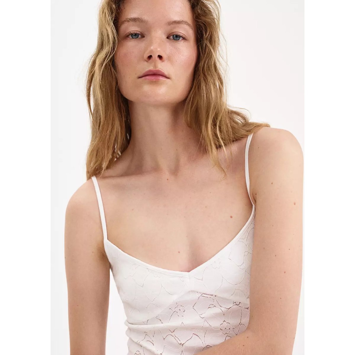 Robe ajourée à volant asymétrique blanc, MANGO