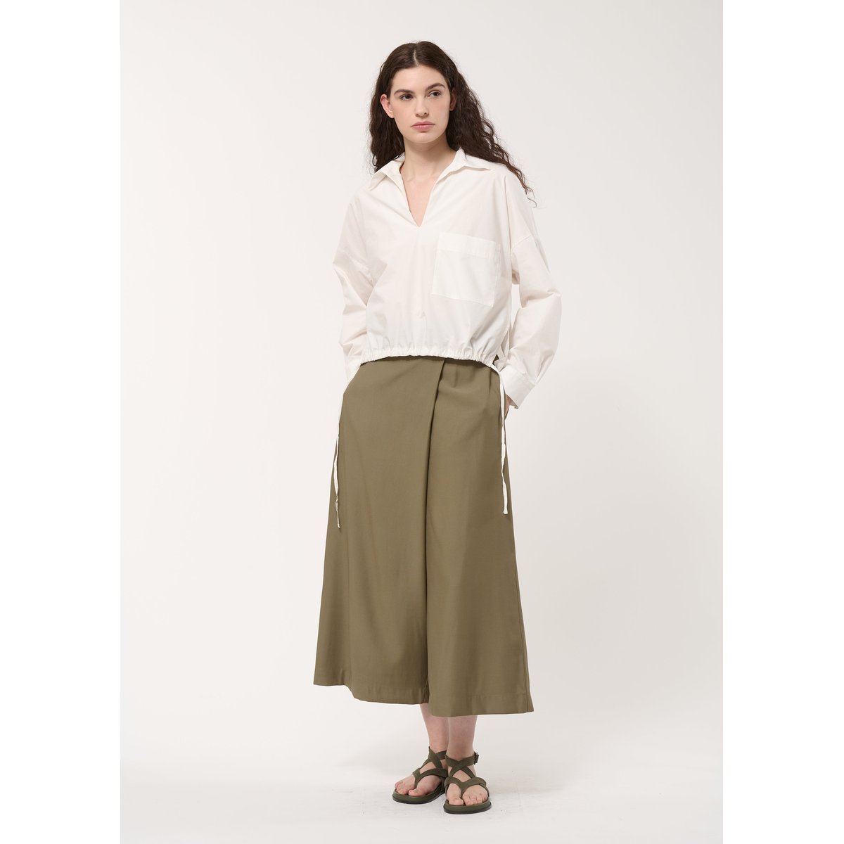 Blouse courte à coulisse en popeline de coton off white, HUMILITY