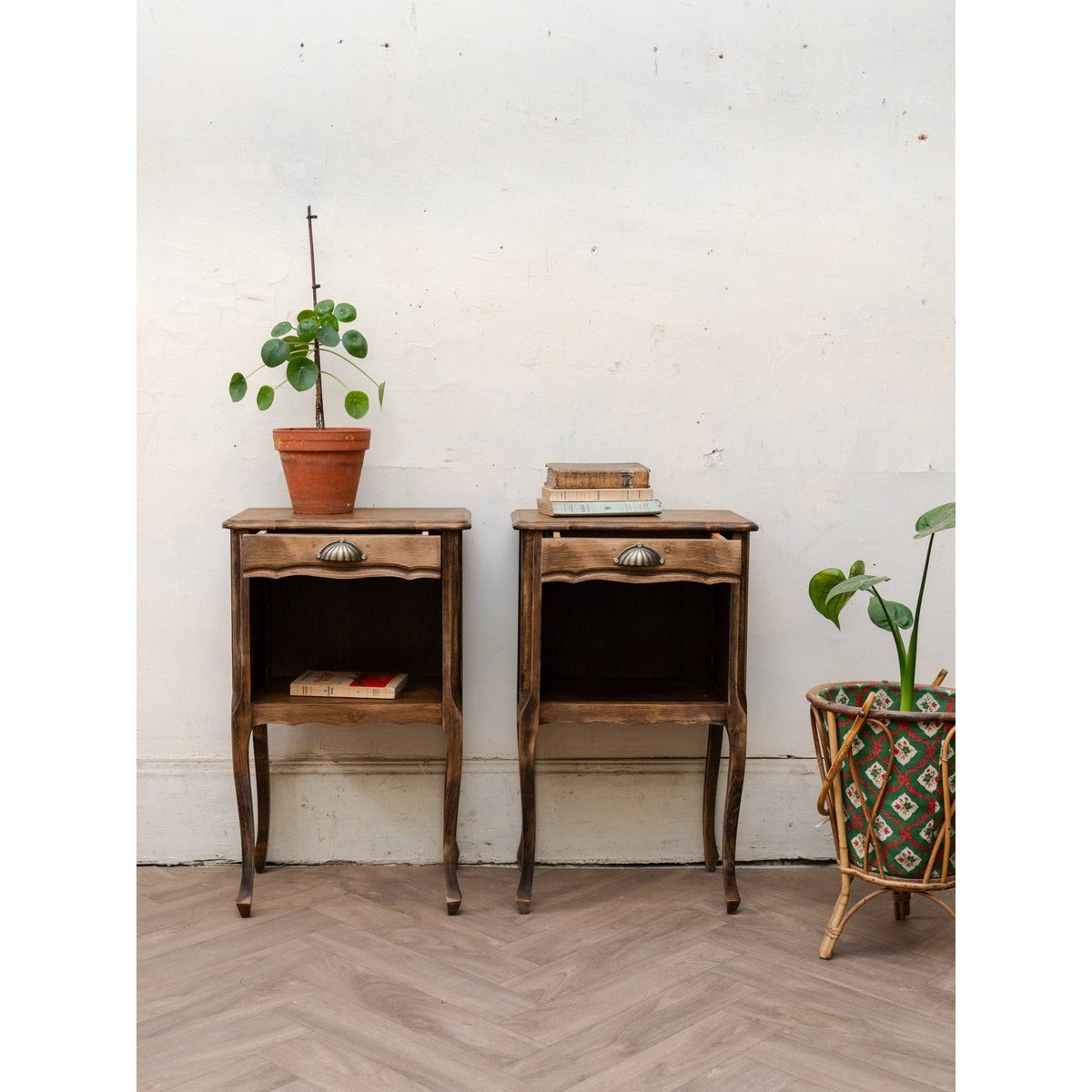 Paire de tables de chevet en bois Maïa N°1624 - Bon état bois foncé, DEBONGOUT