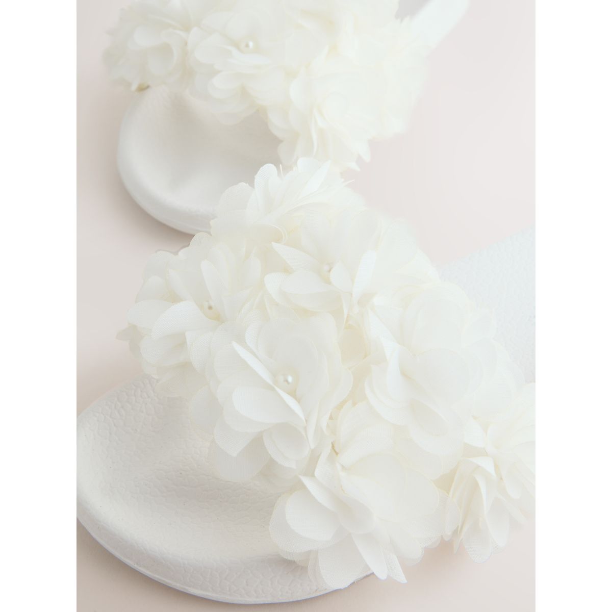 Claquettes avec grosse fleur blanc, NEXT
