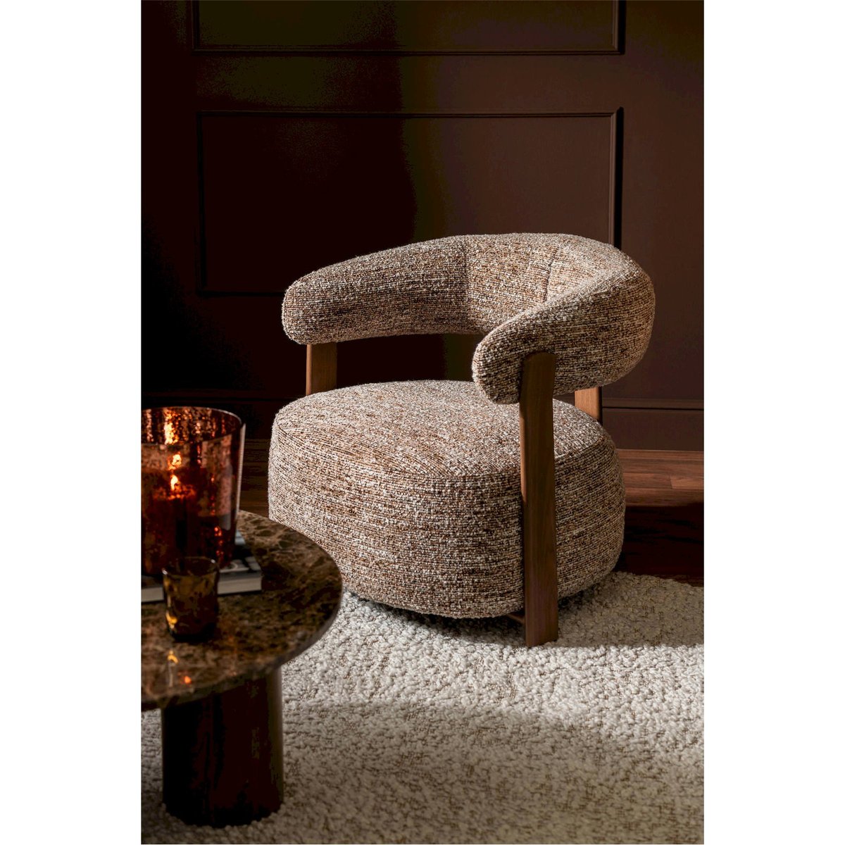 Fauteuil enveloppant en tissu marron, RECOLLECTION
