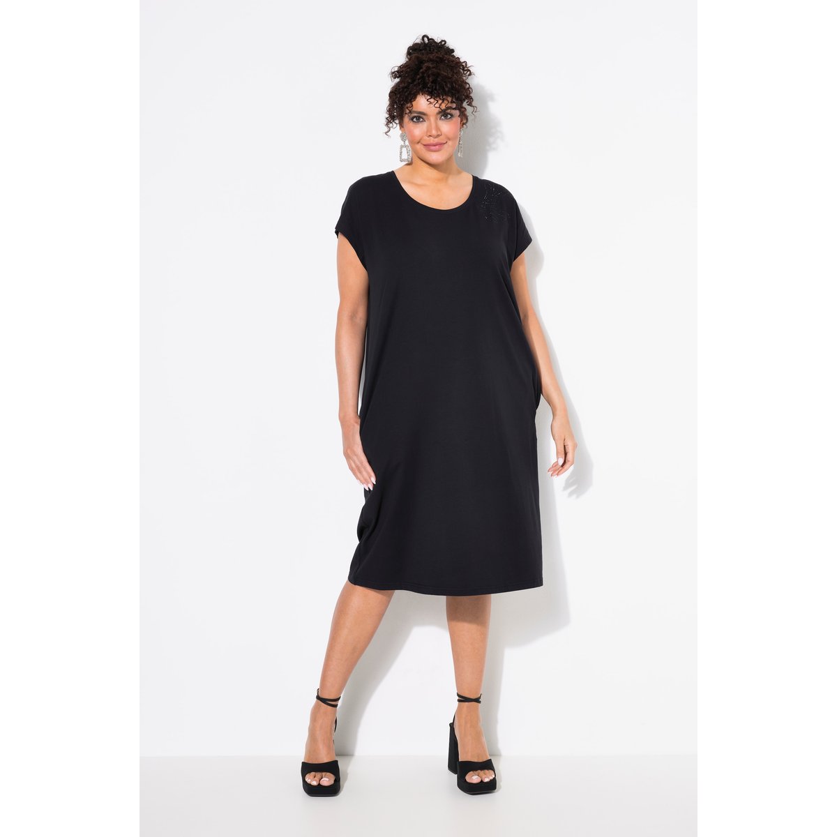 Robe oversize en jersey. Décolleté rond et noir, ULLA POPKEN