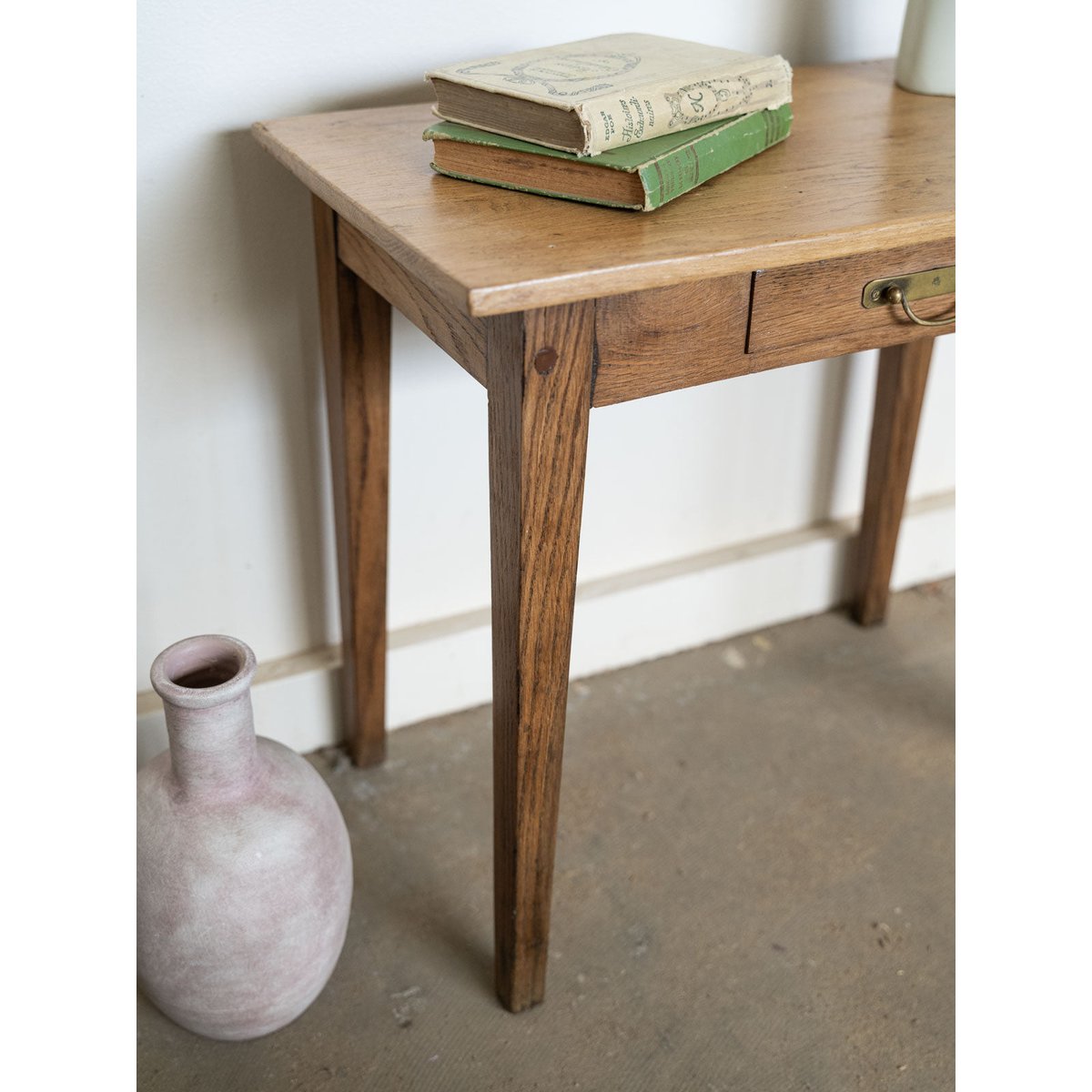 Petite table d'appoint de campagne en bois Francine N°1595 - Bon état bois foncé, DEBONGOUT