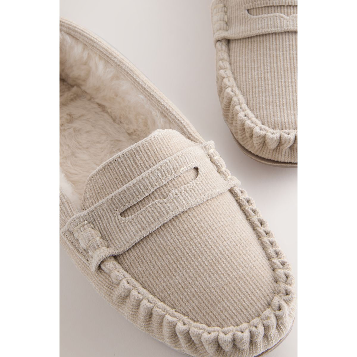 Chaussons style mocassins crème/bronze, NEXT