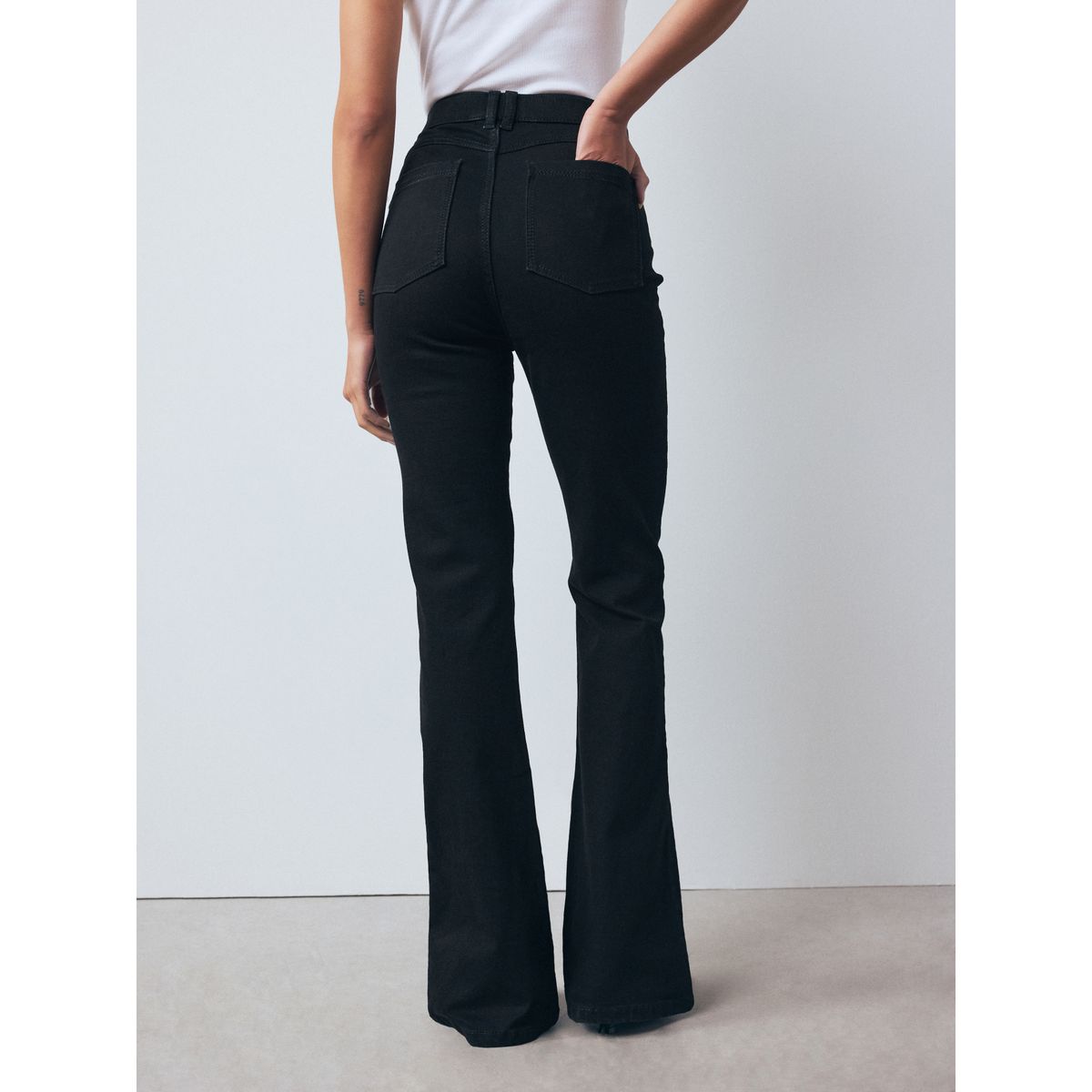 Jean évasé à enfiler taille haute coupe flexi noir, NEXT