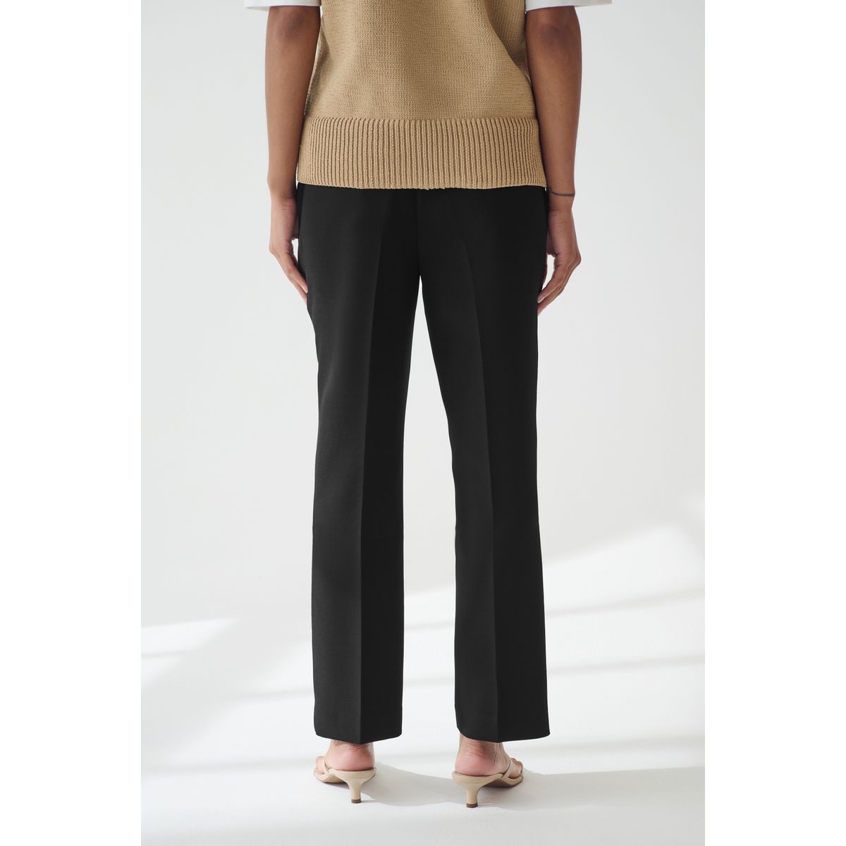 Pantalon droit avec dos élastique ajusté noir, NEXT
