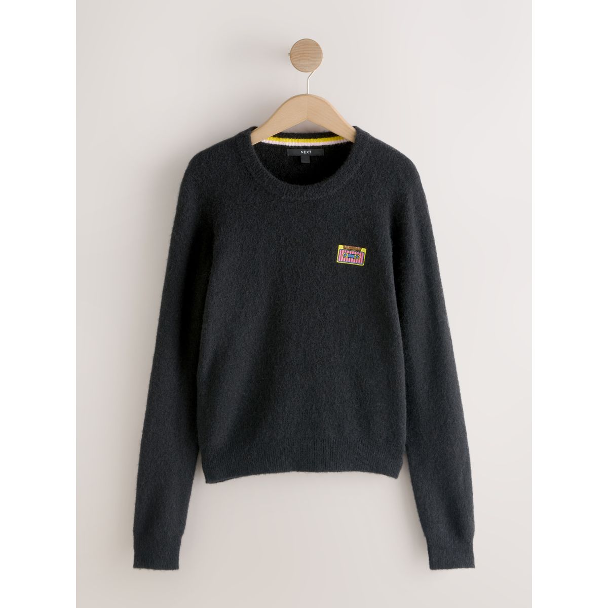 Pull ras du cou brodé en mélange de laine cassette de musique noire, NEXT