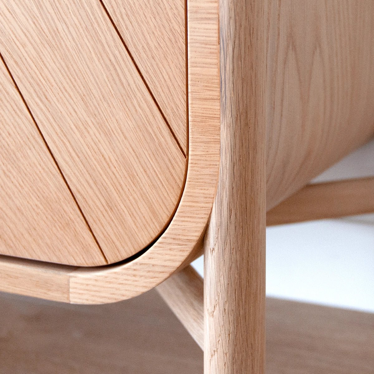 Commode en chêne teinté à 3 tiroirs, poignées en laiton, MARIUS chêne, HARTO