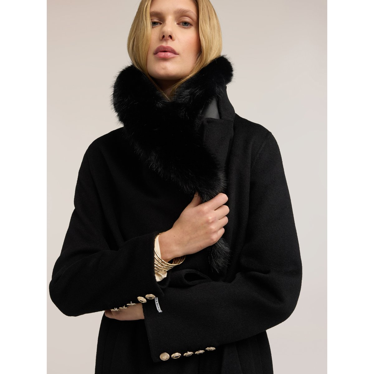 Manteau ceinturé noir, MOTIVI