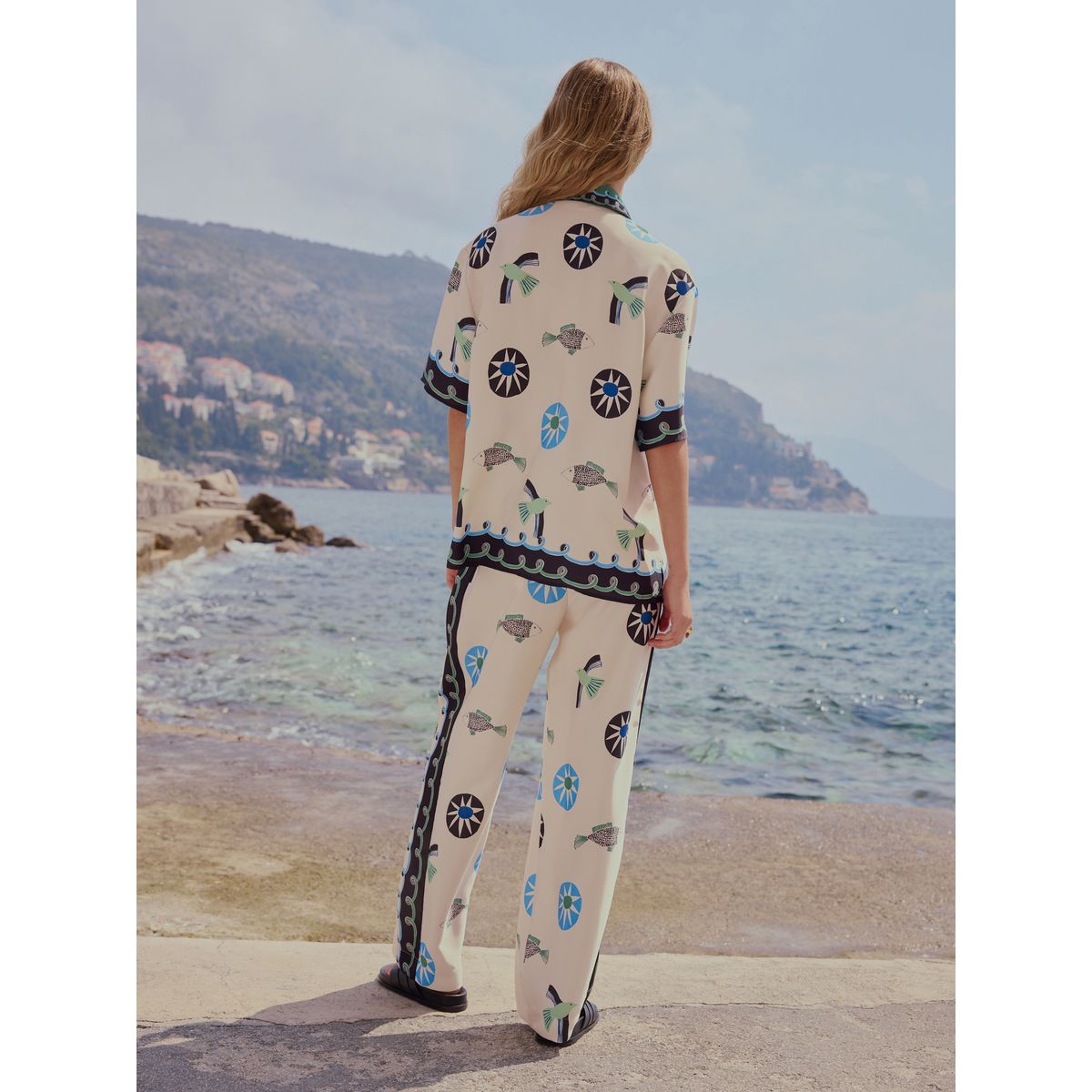 Pantalon en sergé de satin bordure abstraite imprimée blanche/bleue/verte, NEXT