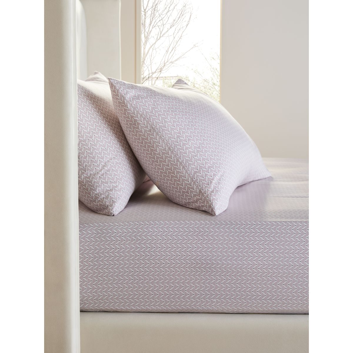 Parure drap-housse et taie en satin 300 fils motif rose, NEXT