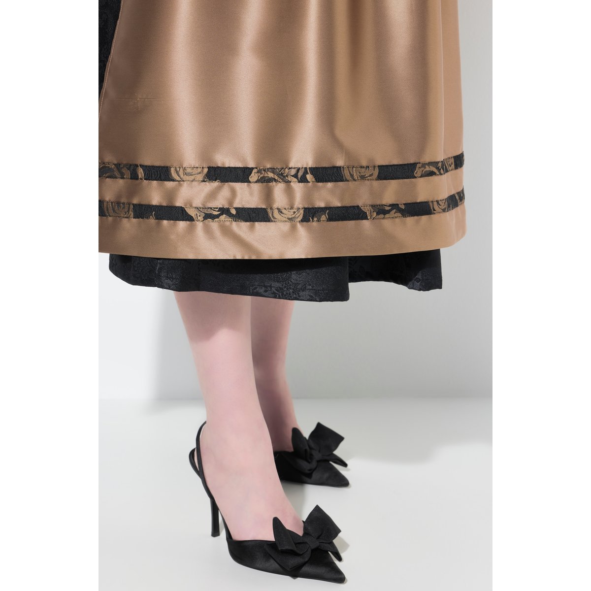 Tablier Dirndl réversible. Tissu smocké et noir, ULLA POPKEN