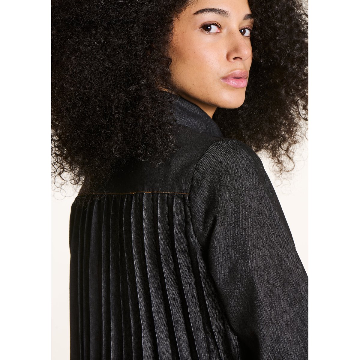 Chemise en jean dos plissé noir, LA FEE MARABOUTEE