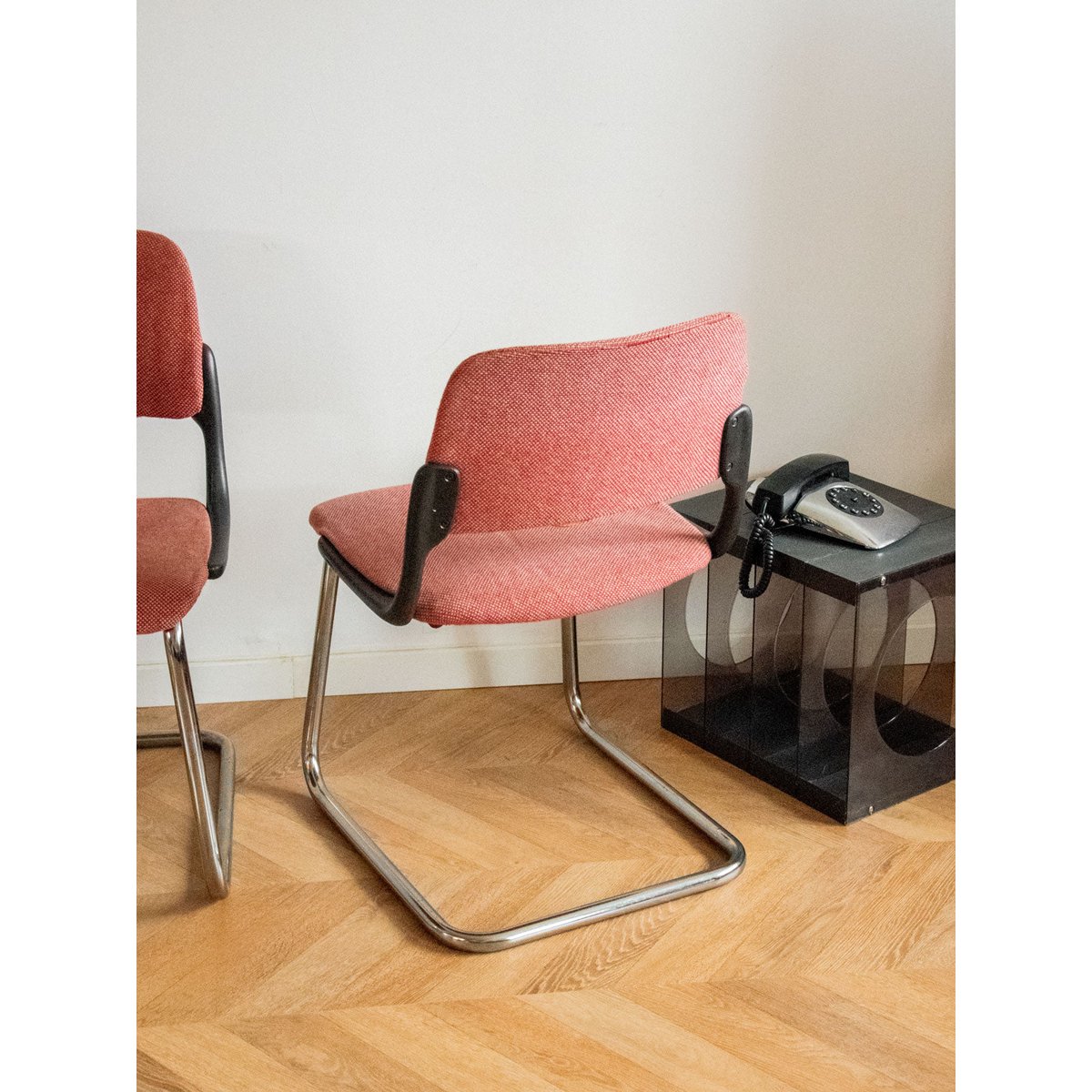 Paire de chaises chromées roses Alma N°1238 - Bon état rose, DEBONGOUT