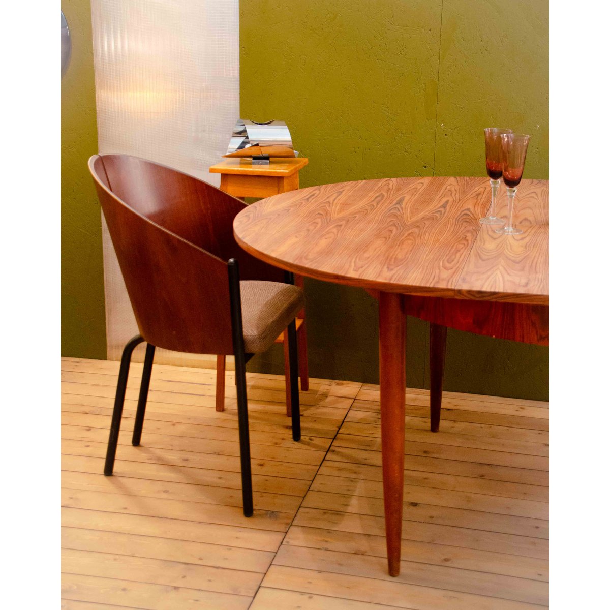 Table à manger ronde scandinave Karla N°1261 - Bon état bois foncé, DEBONGOUT