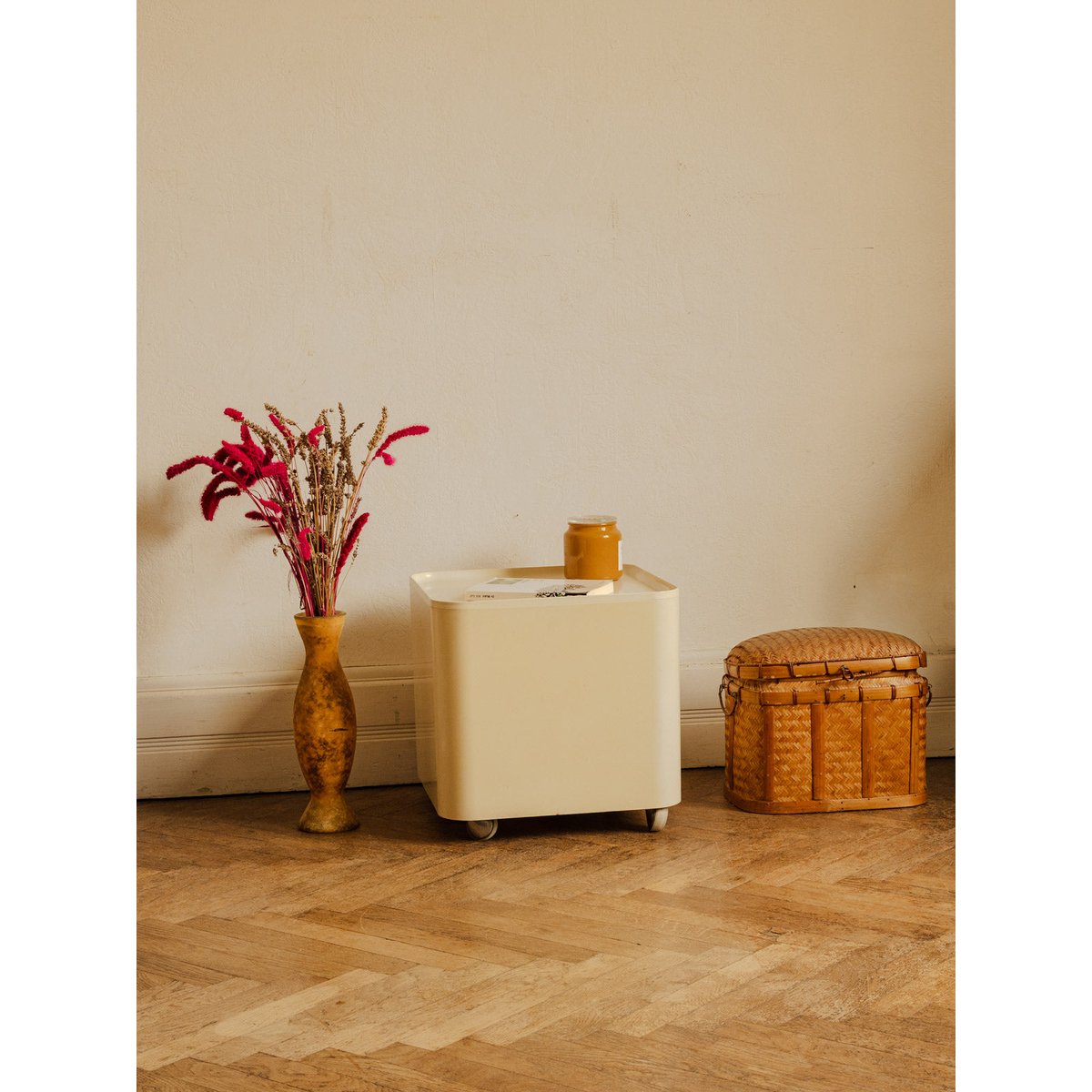 Table d'appoint en plastique crème Hanna N°1591 - Bon état crème, DEBONGOUT