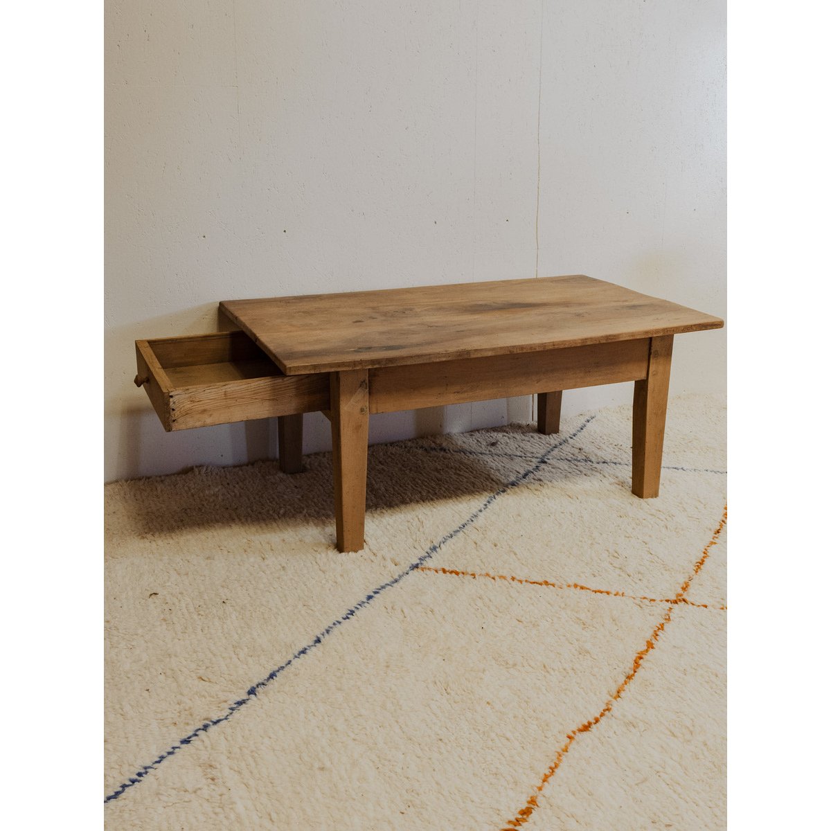 Table basse en noyer Léonie N°899 - Bon état bois clair, DEBONGOUT