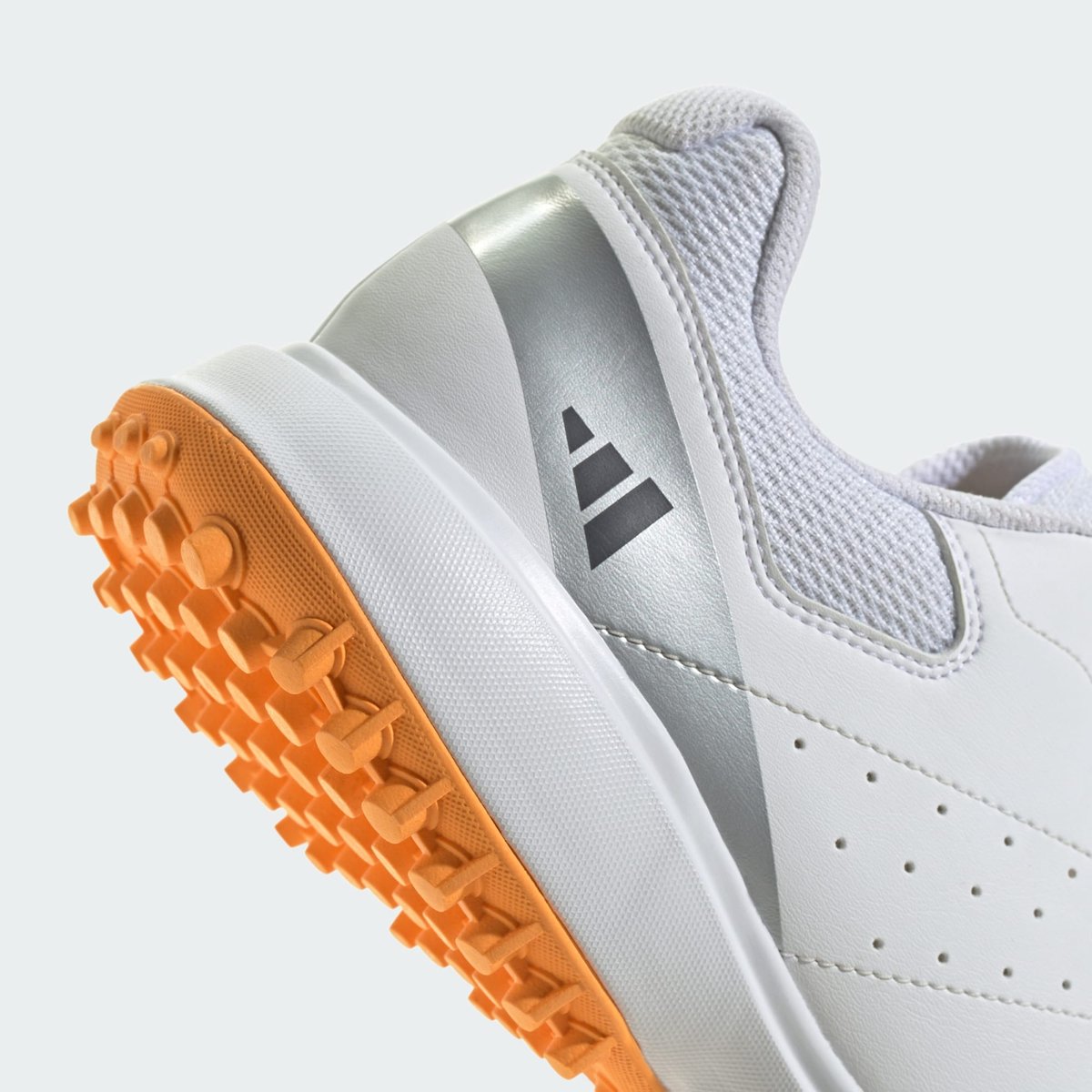 Chaussure De Cricket Howzat Spikeless cloud white / aurora onix / lucid tangerine, adidas Performance