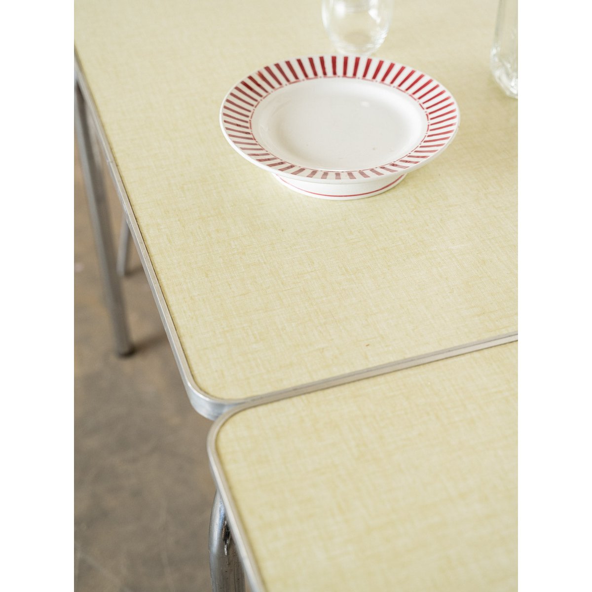 Table à manger en formica Karla N°1280 - Bon état beige, DEBONGOUT