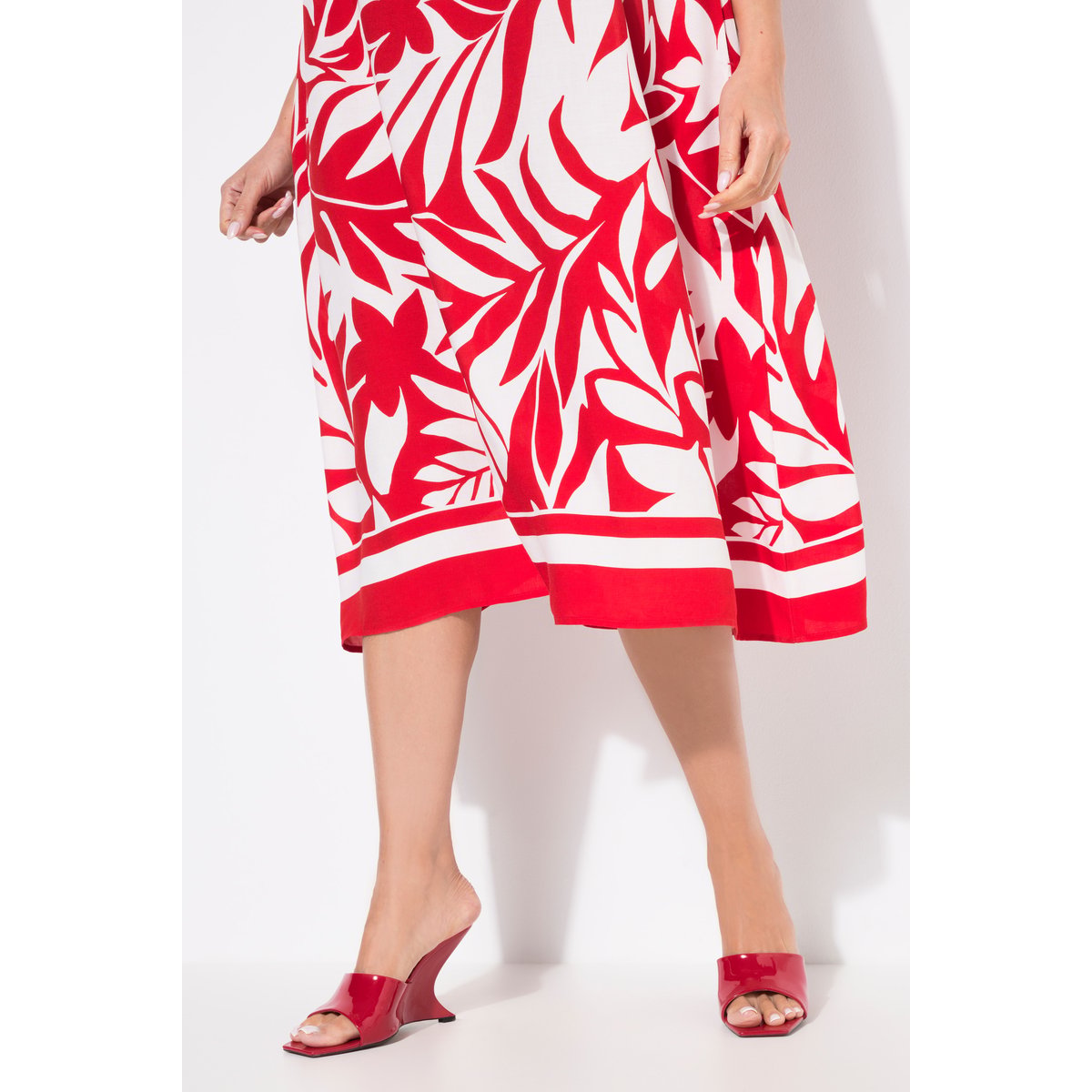 Robe midi sans manches. Motif feuilles. rouge néon, ULLA POPKEN