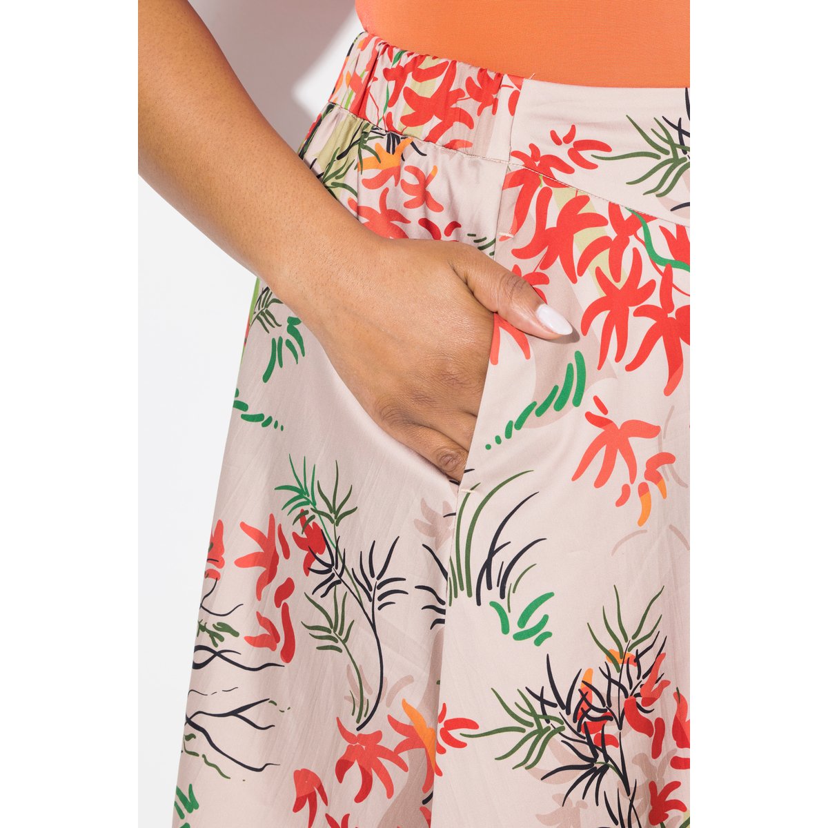 Jupe à fleurs. Taille confortable et poches. pêche claire, ULLA POPKEN