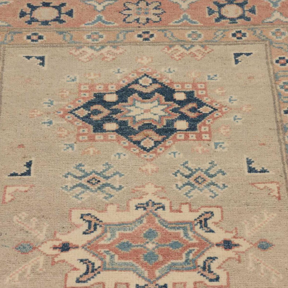 Tapis salon géométrique, noué main en laine, KAZAK CO 58 beige, rose, bleu, UN AMOUR DE TAPIS