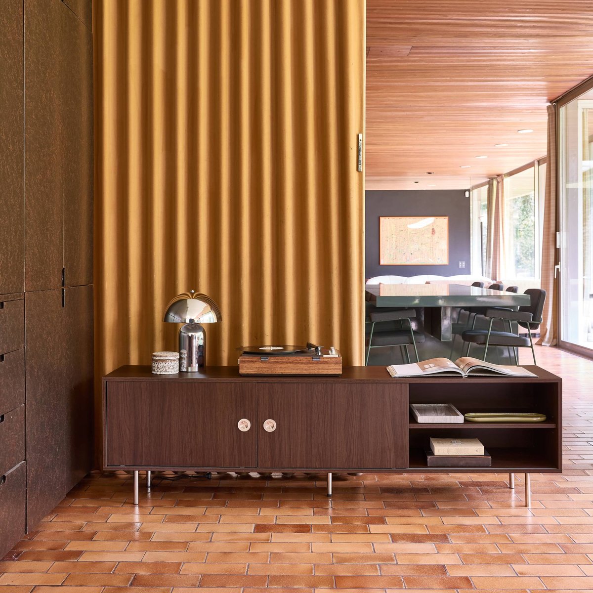 Meuble TV vintage décor bois et acier inoxydable 2 portes 180cm SHELBY noyer, SWEEEK