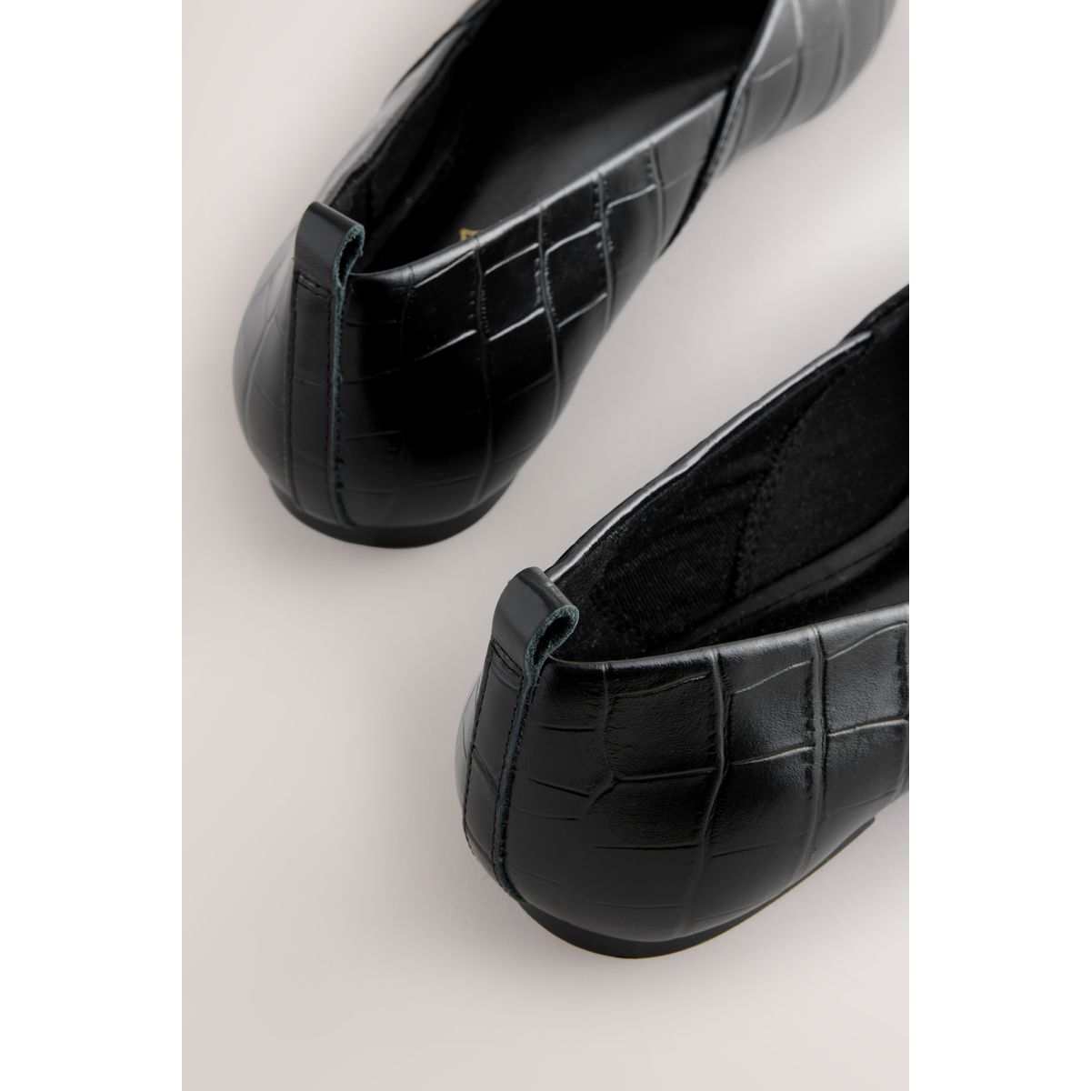 Ballerines pointues en cuir noir effet croco, NEXT