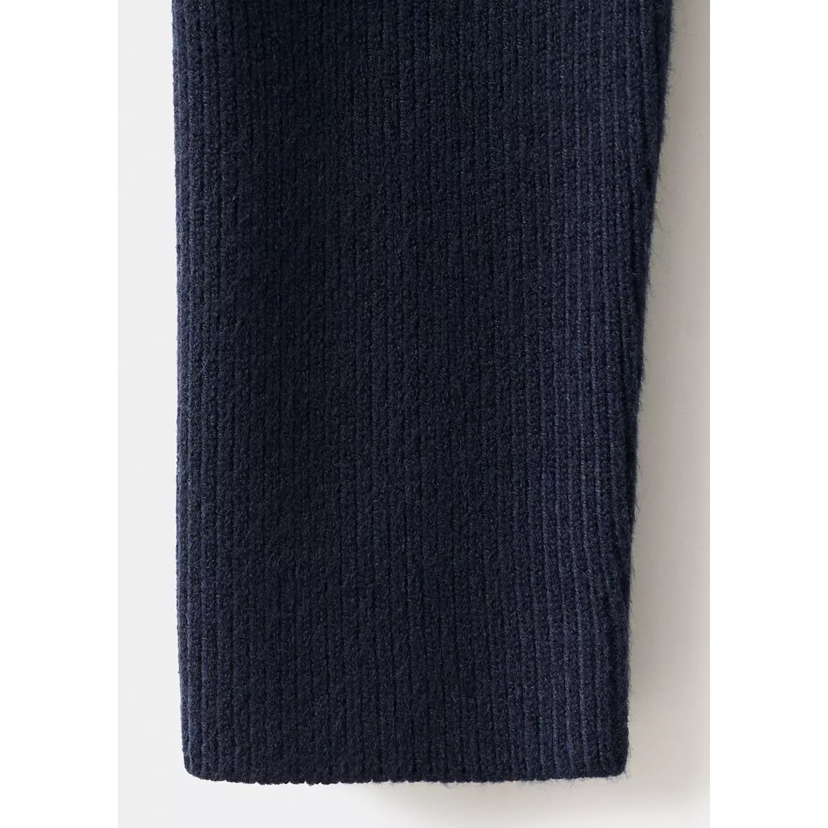 Pull asymétrique col roulé bleu marine, MANGO