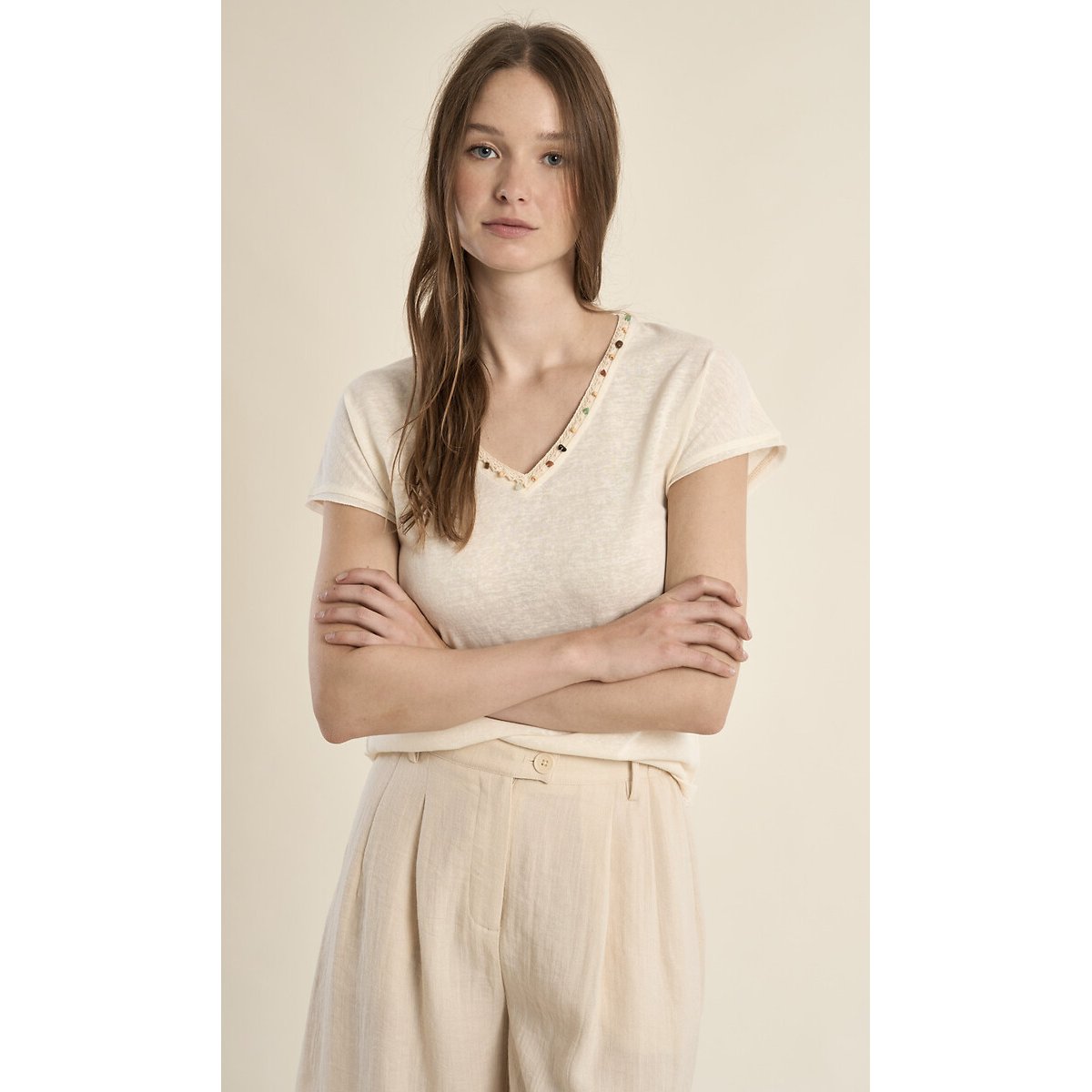 T-shirt a maniche corte con scollo a V e dettaglio in perle bianco, MOLLY BRACKEN
