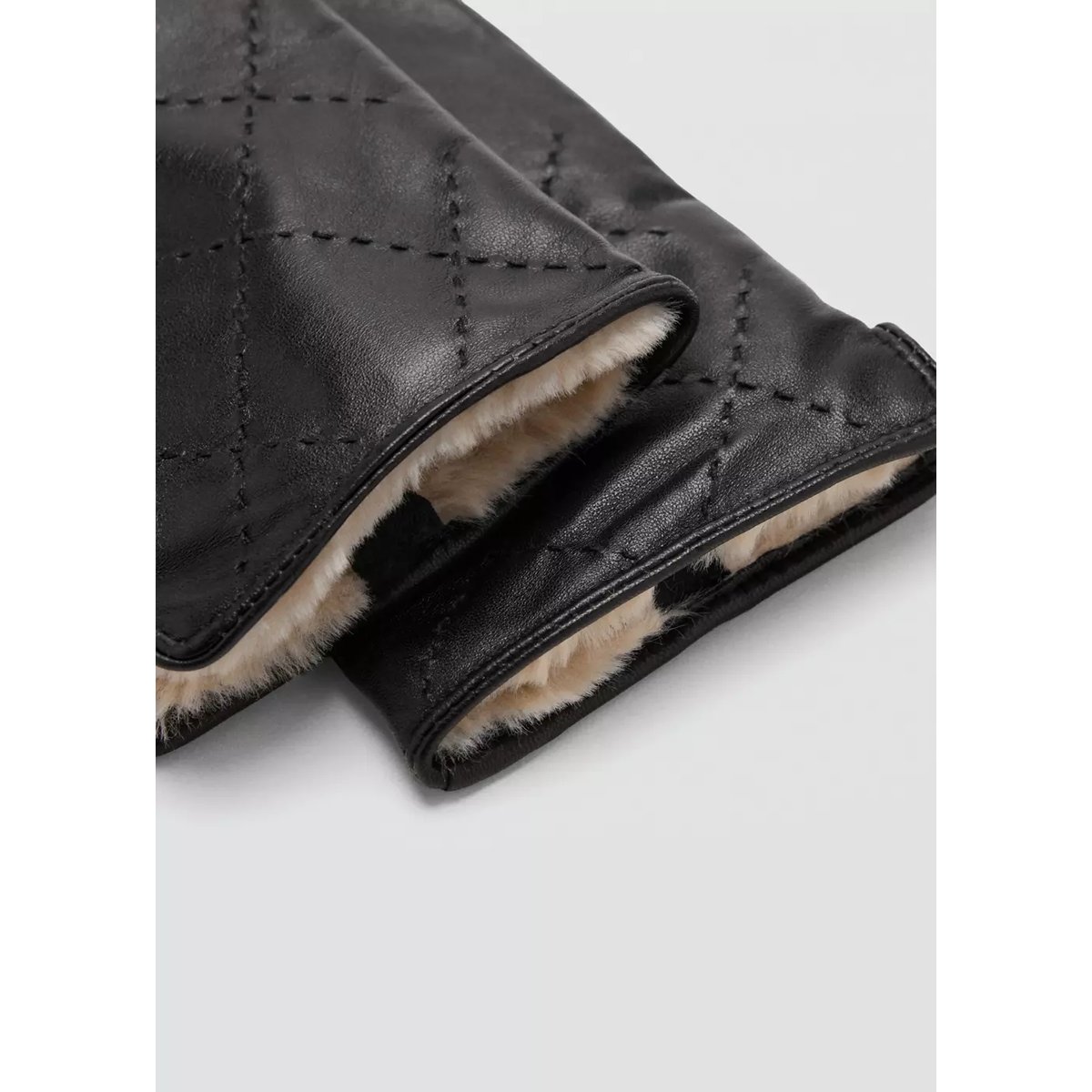 Gants matelassés en cuir noir, MANGO