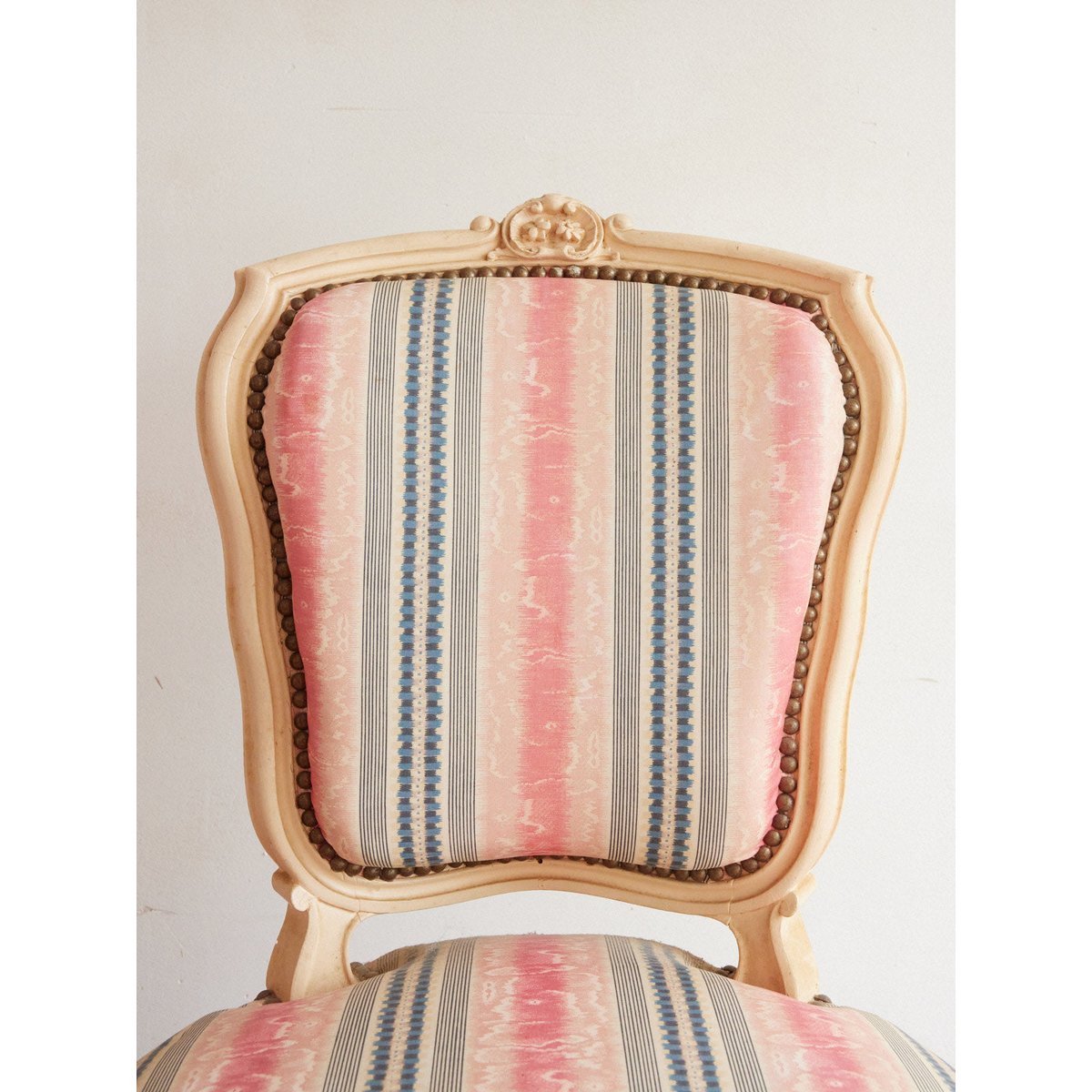Paire de chaises style Louis XVI en bois Claude N°1691 - Bon état blanc, DEBONGOUT