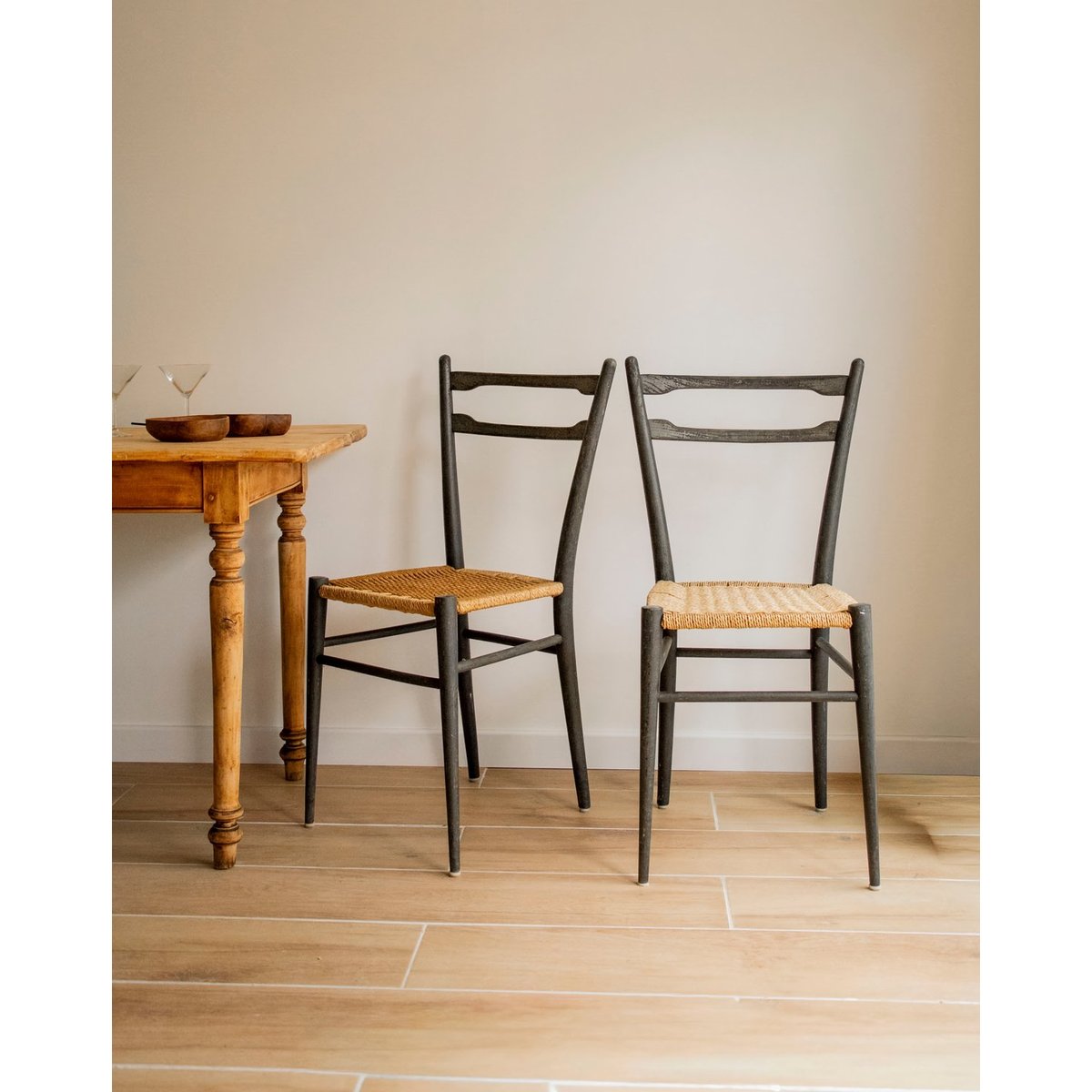 Paire de chaises aux lignes épurées Claude N°1563 - Bon état bois foncé, DEBONGOUT