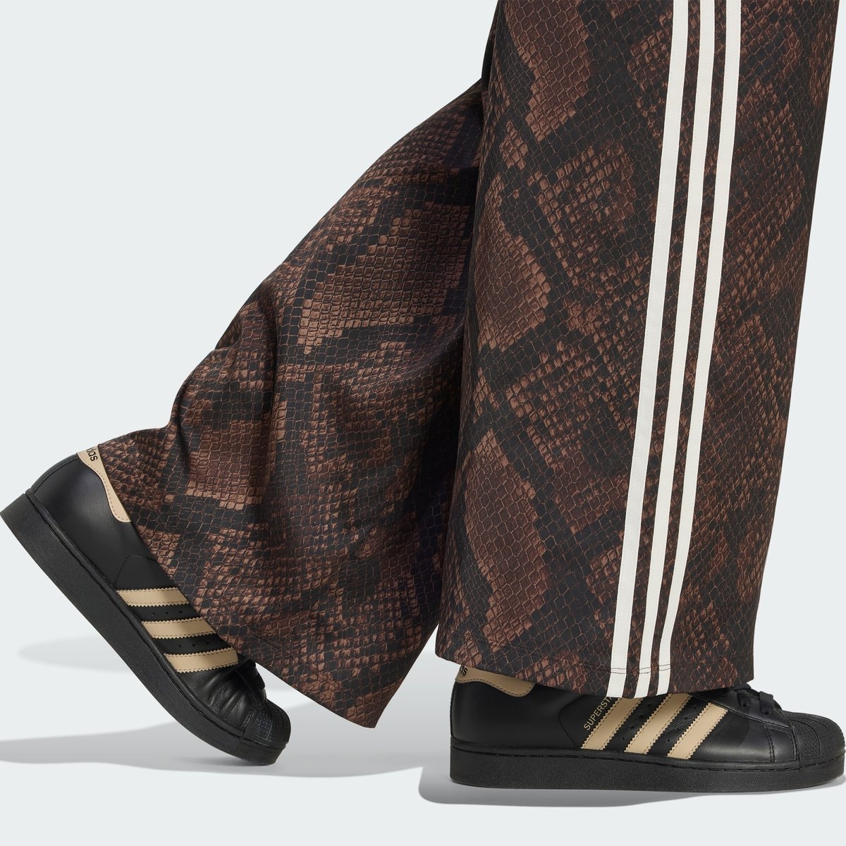 Pantalon De Survêtement Jambes Larges Satin Imprimé Serpent Pantalon De Survêtement Jambes Larges Satin Imprimé Serpent earth strata / aurora coffee, adidas Originals