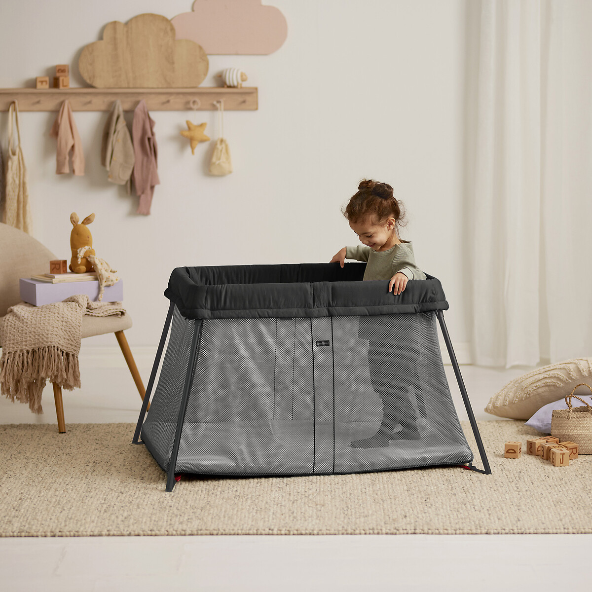 Pack lit parapluie light avec drap housse noir, BABYBJORN