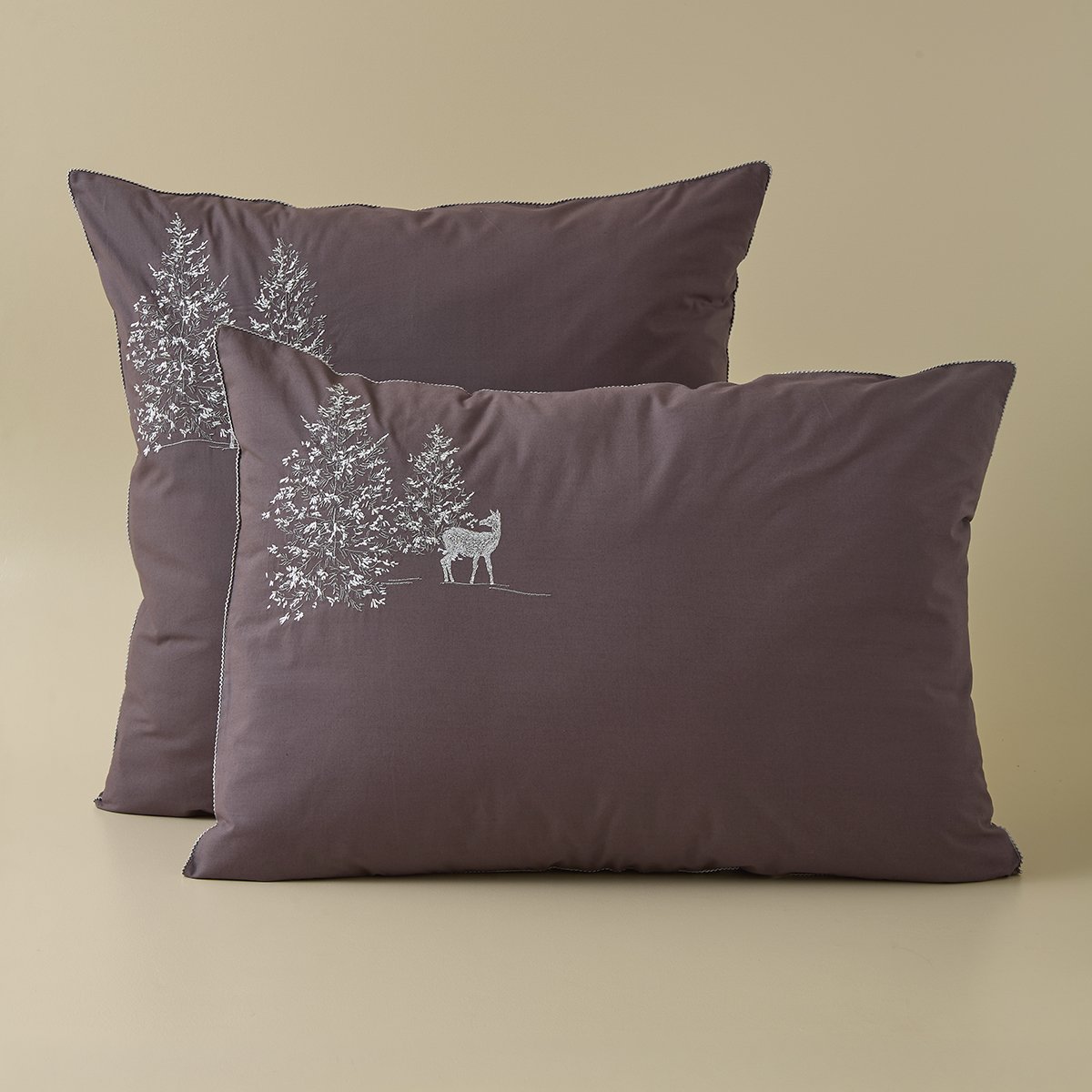 Taie d'oreiller brodée TRESOR DES FORETS gris écorce, SYLVIE THIRIEZ