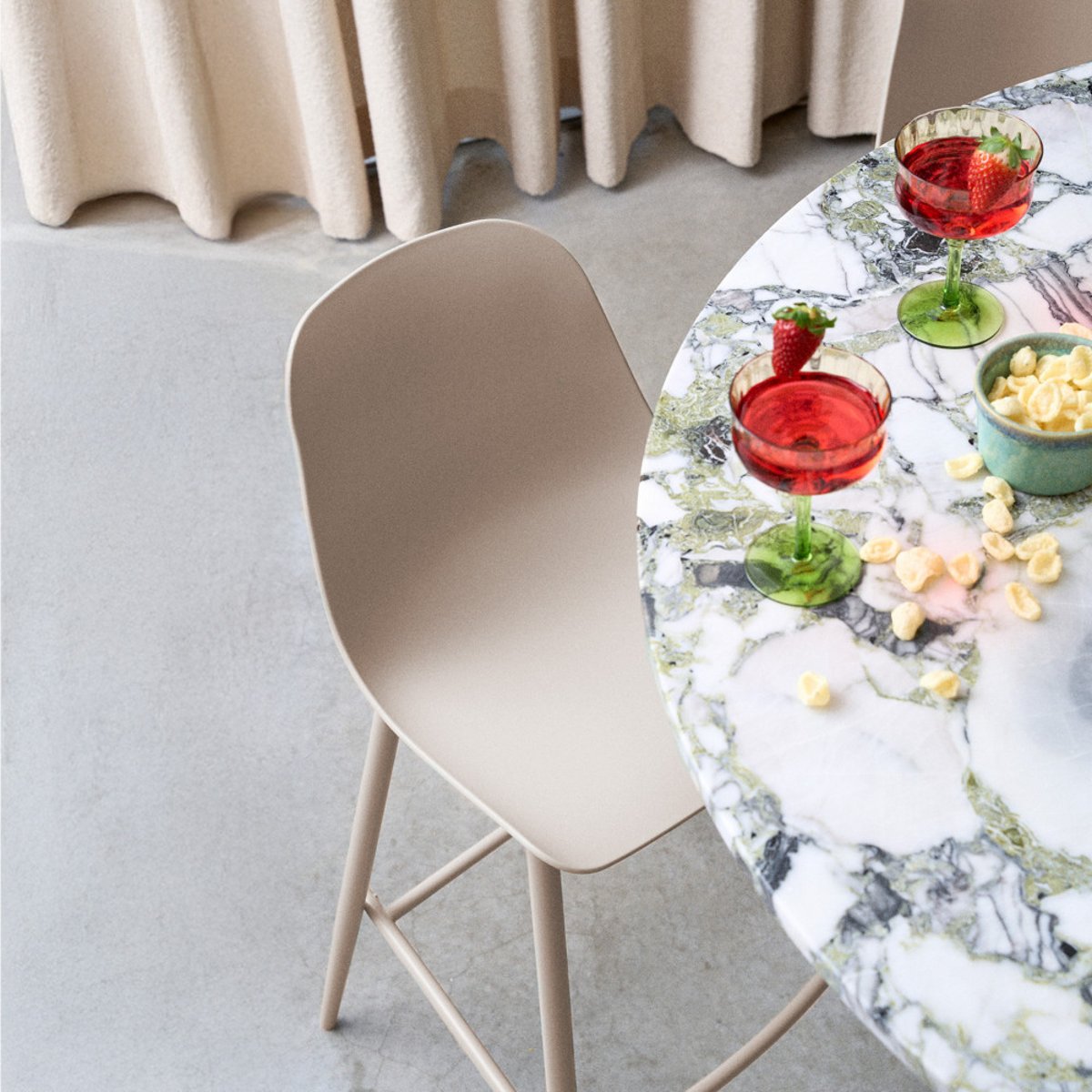 Lot de 4 tabourets de bar intérieur et extérieur en plastique et métal H65cm- PORTLAND beige, DRAWER