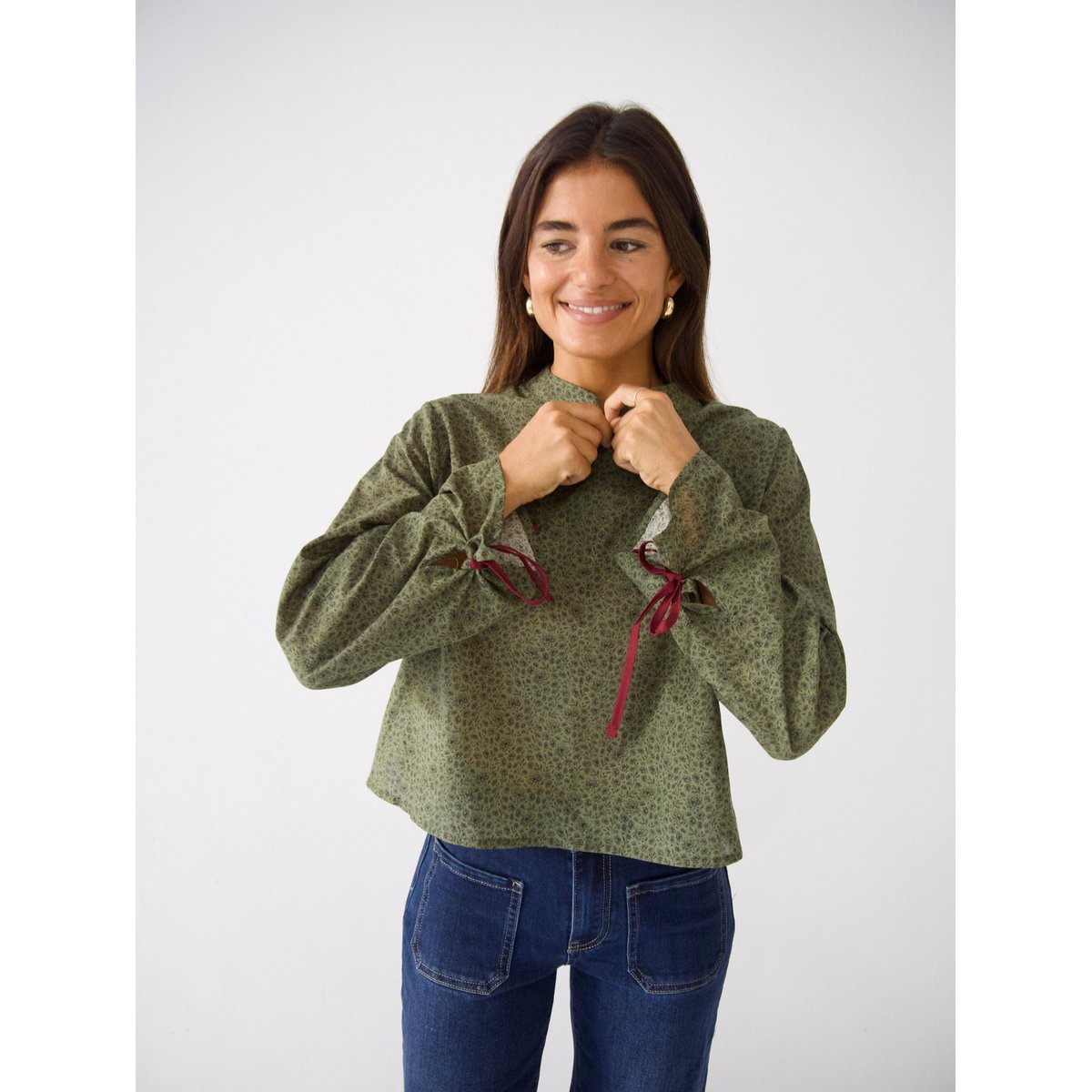 Blouse fleurie col montant ABRIL kaki / bordeaux, MINDTRAVELER