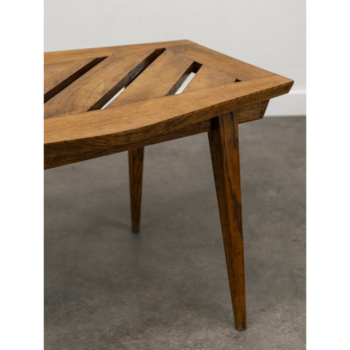 Table basse en bois ajourée Donna N°1058 - Bon état bois clair, DEBONGOUT
