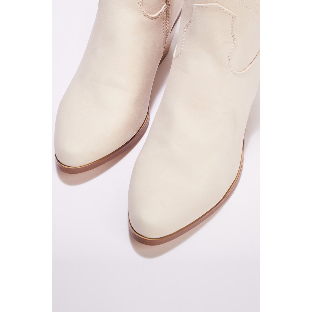 Bottes noires ivoire, BREAL
