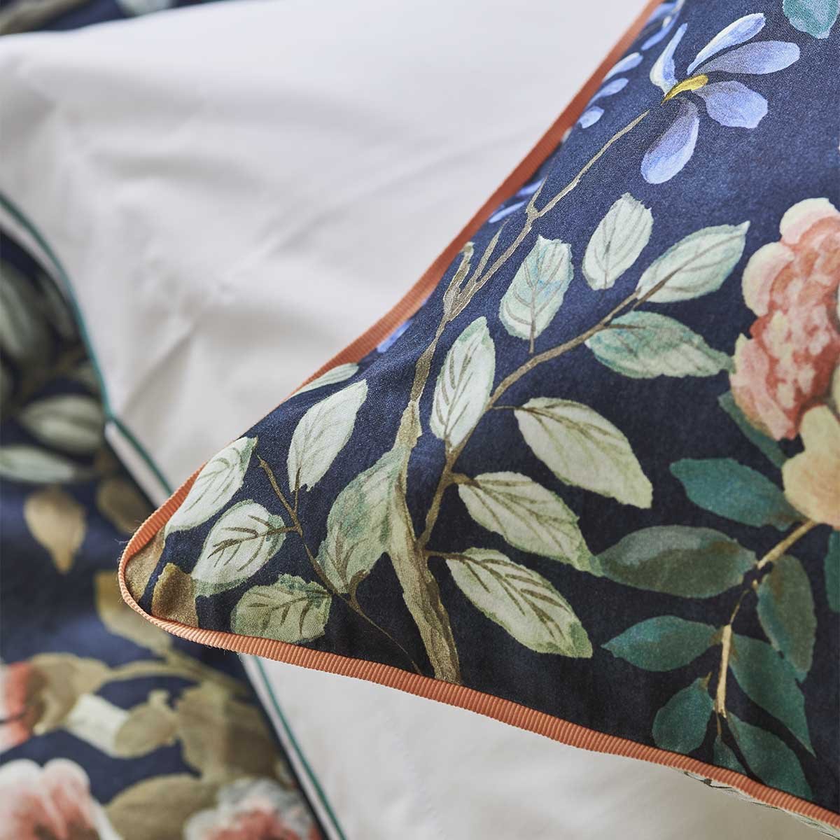 Taie d'oreiller imprimée en satin de coton, PORCELAIN DE CHINE bleu midnight, DESIGNERS GUILD