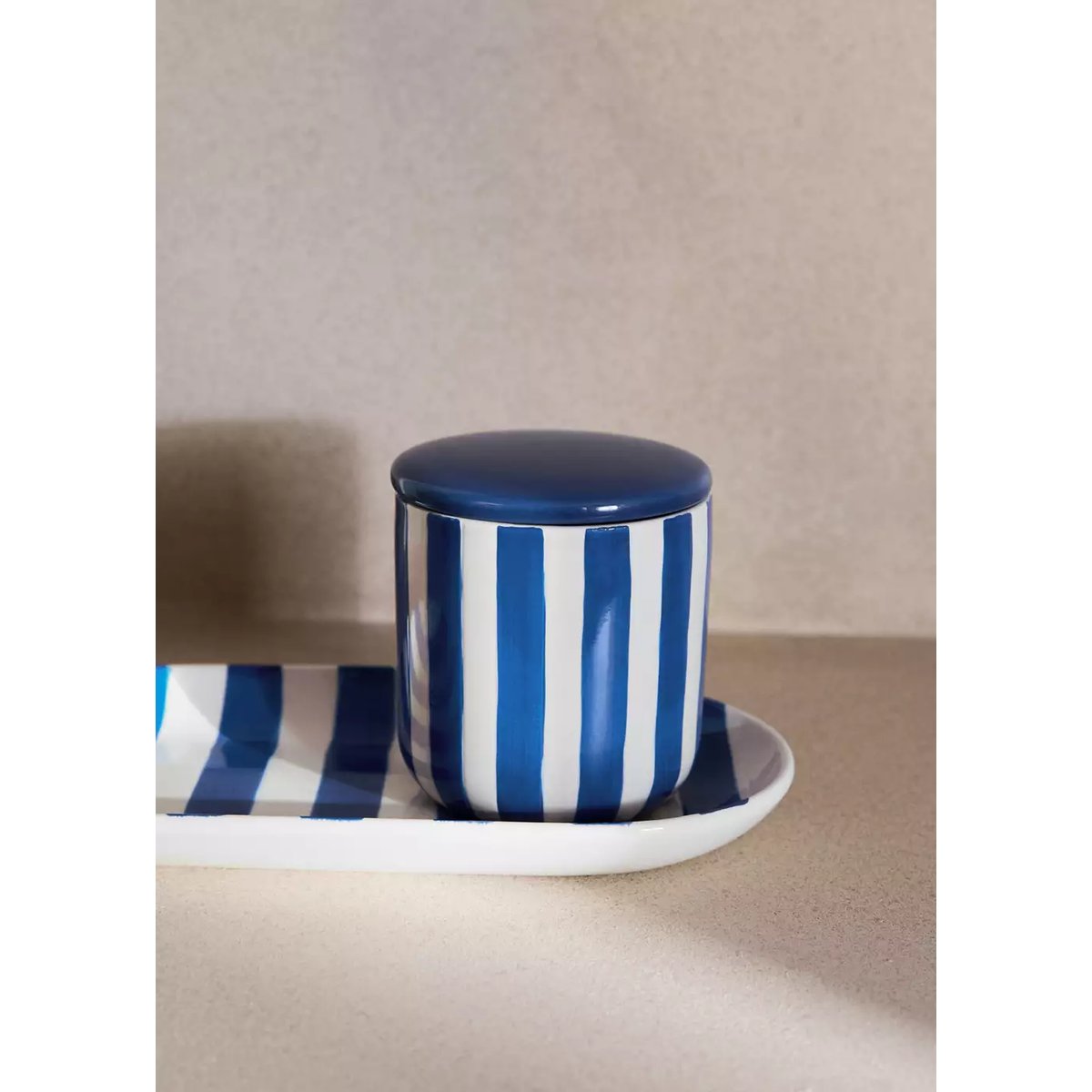 Gobelet de salle de bain en céramique avec rayures peintes bleu, MANGO HOME