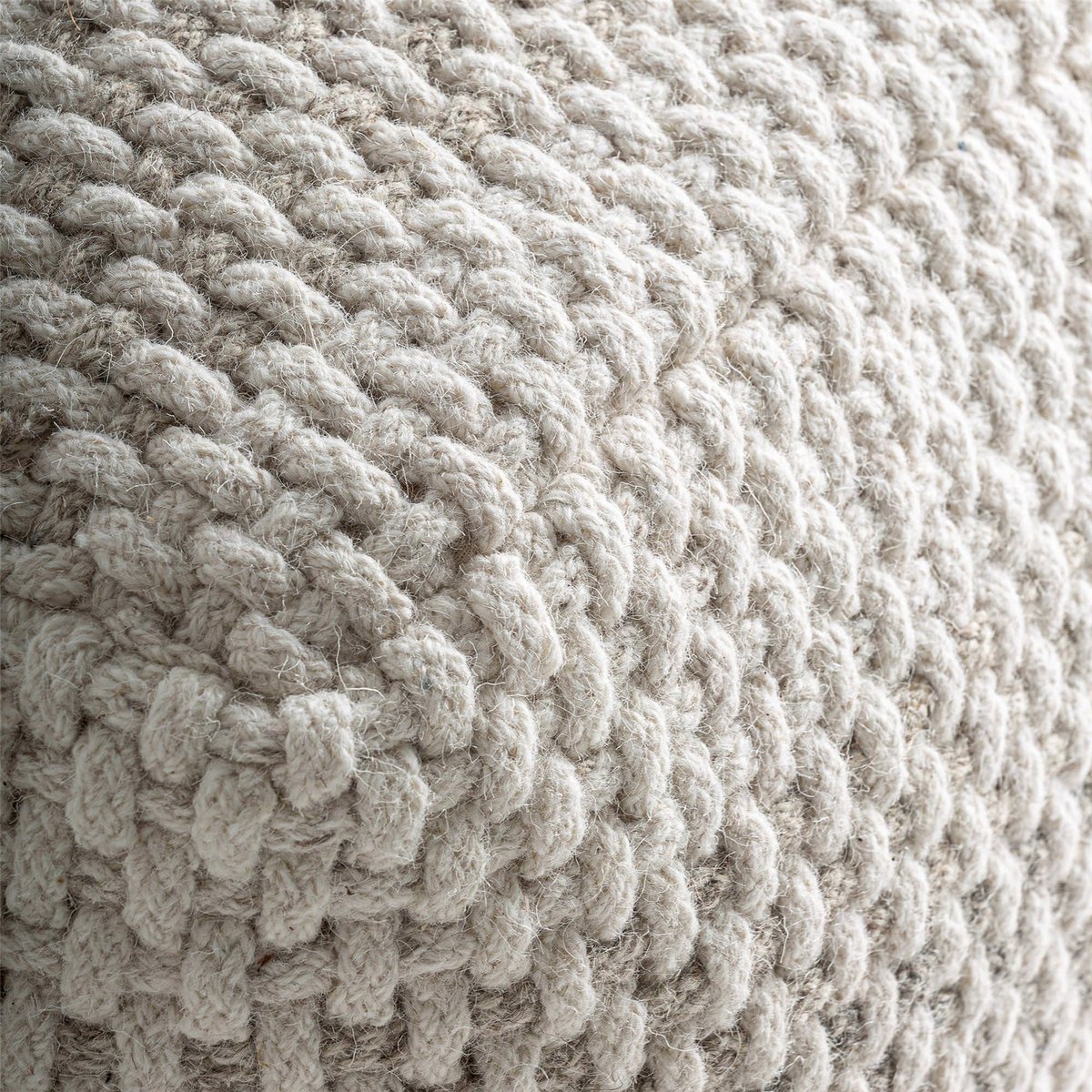 Pouf en laine bouclée fait main blanc cassé et gris, RECOLLECTION