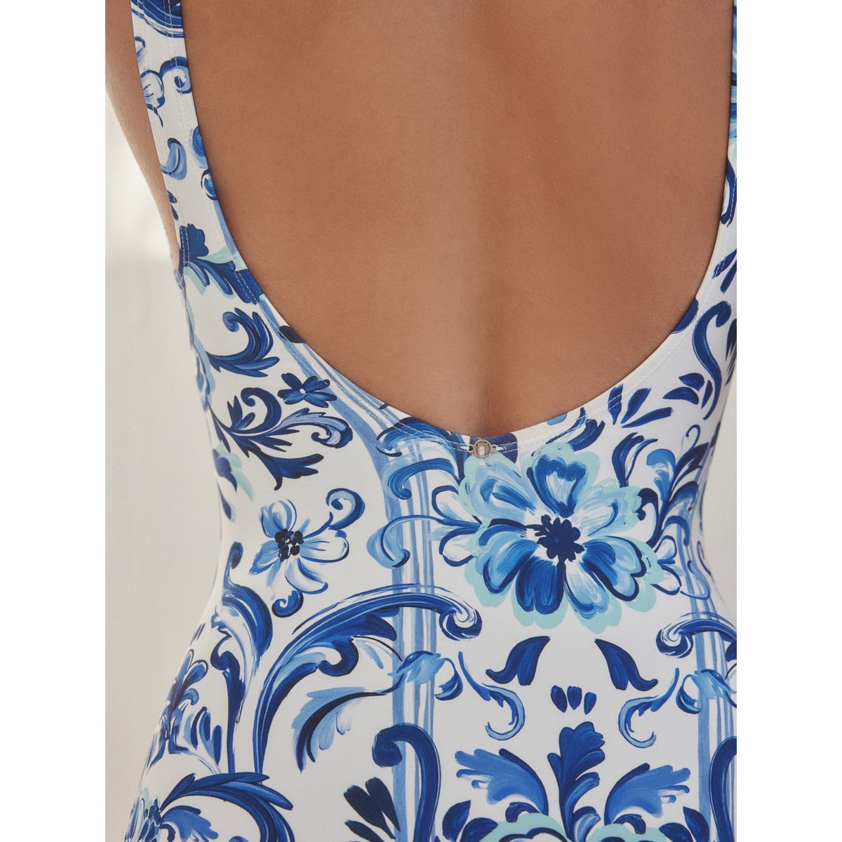 Maillot de bain gainant à encolure dégagée motif sardine en porcelaine bleue et blanche, NEXT