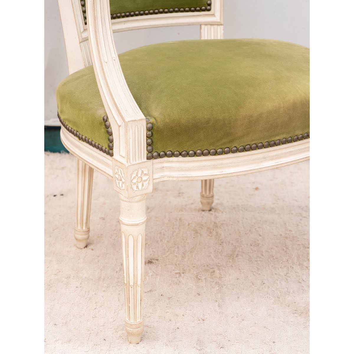 Fauteuil en bois et velours vert Ernest N°1060 - Bon état beige, DEBONGOUT