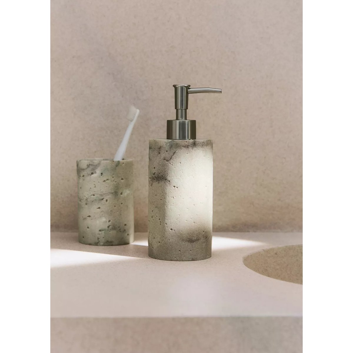 Distributeur de savon en résine effet travertin sable, MANGO HOME