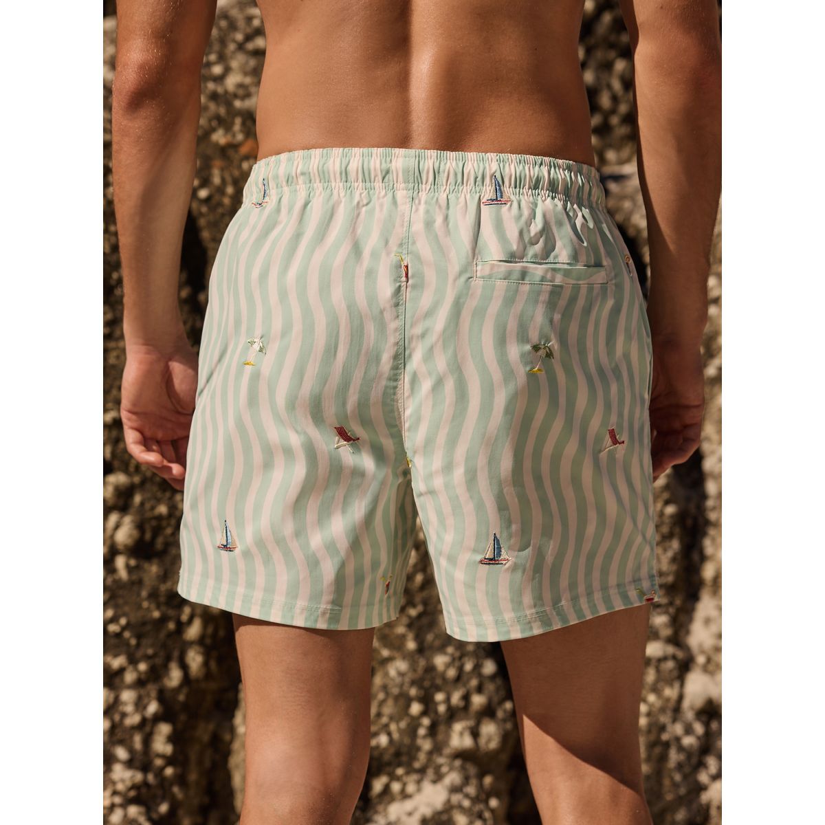 Short de bain à vagues brodées 5 pouces sauge/écru, NEXT
