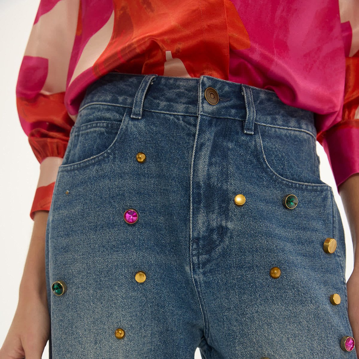 Jean droit orné de clous et pierres colorés denim bleu, LOLA CASADEMUNT
