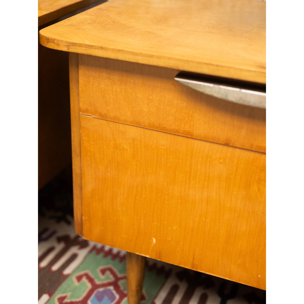 Paire de tables de chevet asymétriques Maïa N°1530 - Bon état bois clair, DEBONGOUT